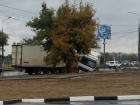 На юге Волгограда фура сложилась пополам на мокрой дороге