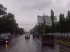 В Волгограде мусоровоз потерял по дороге мусорный контейнер 