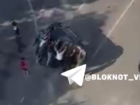 Толпа мужчин красиво перевернула иномарку в элитном ЖК в Волгограде