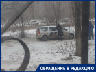 Машина застряла в затопленном дворе в Волгограде: видео