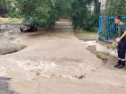 Бурные потоки затопили двор в Волгограде после дождя: видео