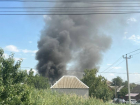 Гигантский столб черного дыма возник на юге Волгограда 