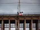 Четверых волгоградцев задержали на мосту за попытку развернуть 30-метровый баннер