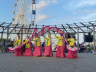 Множество людей в корейских костюмах заметили в центре Волгограда