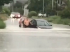 Тонут машины и люди: фото и видео потопа в Волгограде