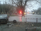 В Волгограде водитель на Nissan Qashqai протаранил дерево и турникет: 1 в больнице