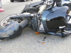 Мотоциклист перевернулся на Suzuki в Волгограде: 2 пострадали 