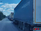 Спасибо за убитые дороги: пробку из фур сняли на видео в Волгограде