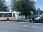 Audi влетела в стоящий на остановке автобус в Волгограде