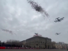 Лётчики-профи пролетели над многотысячной толпой на параде в Волгограде