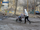 1,5-годовалая девочка пострадала при падении из коляски в автобусе в Волжском