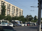 Столкнувшиеся микроавтобус и иномарка парализовали движение на западе Волгограда