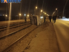 Автомобиль перевернулся на трамвайных путях в Волгограде