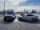 Маршрутка протаранила иномарку в Волгограде: кадры с места 