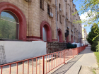 Рассыпающийся главпочтамт в центре Волгограда дождался аврального ремонта перед приездом Путина: пыль столбом