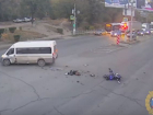 Байкер влетел в маршрутку на Университетском проспекте в Волгограде — видео 