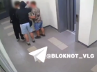 «Швыряли по всему подъезду»: погром устроили в Родниковой в Волгограде