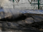 Бетонная плита провалилась в шахту у входа в школу №85 в Волгограде