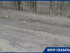 Утопать в грязи приходится жителям двора в Тракторозаводском районе Волгограда