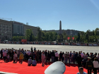 Красивые люди, поздравления и песни: в центре Волгограда готовы к Параду Победы 