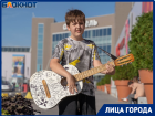 Девятилетний волгоградец играет Цоя и "КиШ" на гитаре на улице ради накоплений на мечту