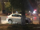 Renault Logan протаранил ограду в Волгограде: у водителя произошел инсульт