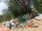 Жители Волгограда захламили пространство перед мусоркой и жалуются на коммунальщиков 