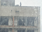Как бы беды не случилось: подростков заметили на крыше клуба "Корона" в Волгограде