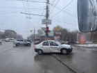 Вылет легковушки на тротуар на площади Чекистов в Волгограде сняли на видео