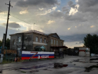 Кровлю сдуло в поселковой администрации Волгоградской области: видео мощного урагана 