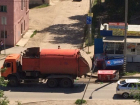 Водитель мусоровоза «помог» мэрии в уничтожении павильонов на севере Волгограда