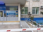 В поликлинике Волгограда въезд на пандус закрыт шлагбаумом
