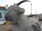 Знаменитая скульптура козы треснула в столице российской провинции Урюпинске