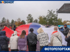 Под ноябрьским снегопадом волгоградцы развернули огромный триколор