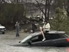 На крыше Volkswagen спаслась девушка от потопа в Волгограде: «Колёса оторвались, машина поплыла»