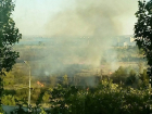 В Волгограде горящая трава угрожает гипермаркету «Лента»
