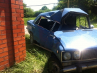 В Волгограде водитель на ВАЗ-2106 влетел в забор дома