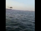 Экстремально низкий полет вертолета над рекой сняли на видео под Волгоградом