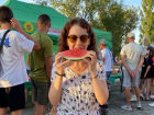 Гиганты бахчи, парад и жара: в Камышине бесплатно накормили тоннами арбузов