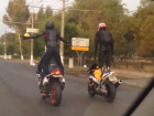 На видео попали мотоциклисты-экстремалы, катавшиеся стоя в Волгограде