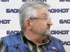 Бродячие собаки чуть не разорвали внука известного волгоградского медика