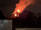 Пожар в волгоградском СНТ оставил супругов без крыши над головой — видео 