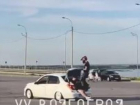 Лихач прокатил двоих в багажнике в центре Волгограда