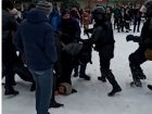 Волгоградцы кричат полицейским «позор» за задержания активистов