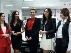 Участницы конкурса «Мисс Блокнот Волгоград-2016» в 3-м этапе тщетно ищут домкрат 