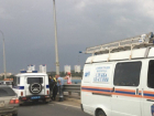 В Волгограде спасатели и полицейские уговорили мужчину не нырять с танцующего моста