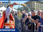 Сотни волгоградцев пришли к строящемуся собору Александра Невского на праздничное богослужение
