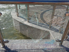 Мальчик на самокате разбил ограждение возле фонтана у «Юности» в Волжском