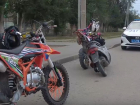 Группу выполняющих опасные трюки байкеров задержали в Волгограде — видео 