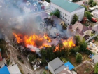 Сильный пожар в частном секторе в Волгограде сняли на видео